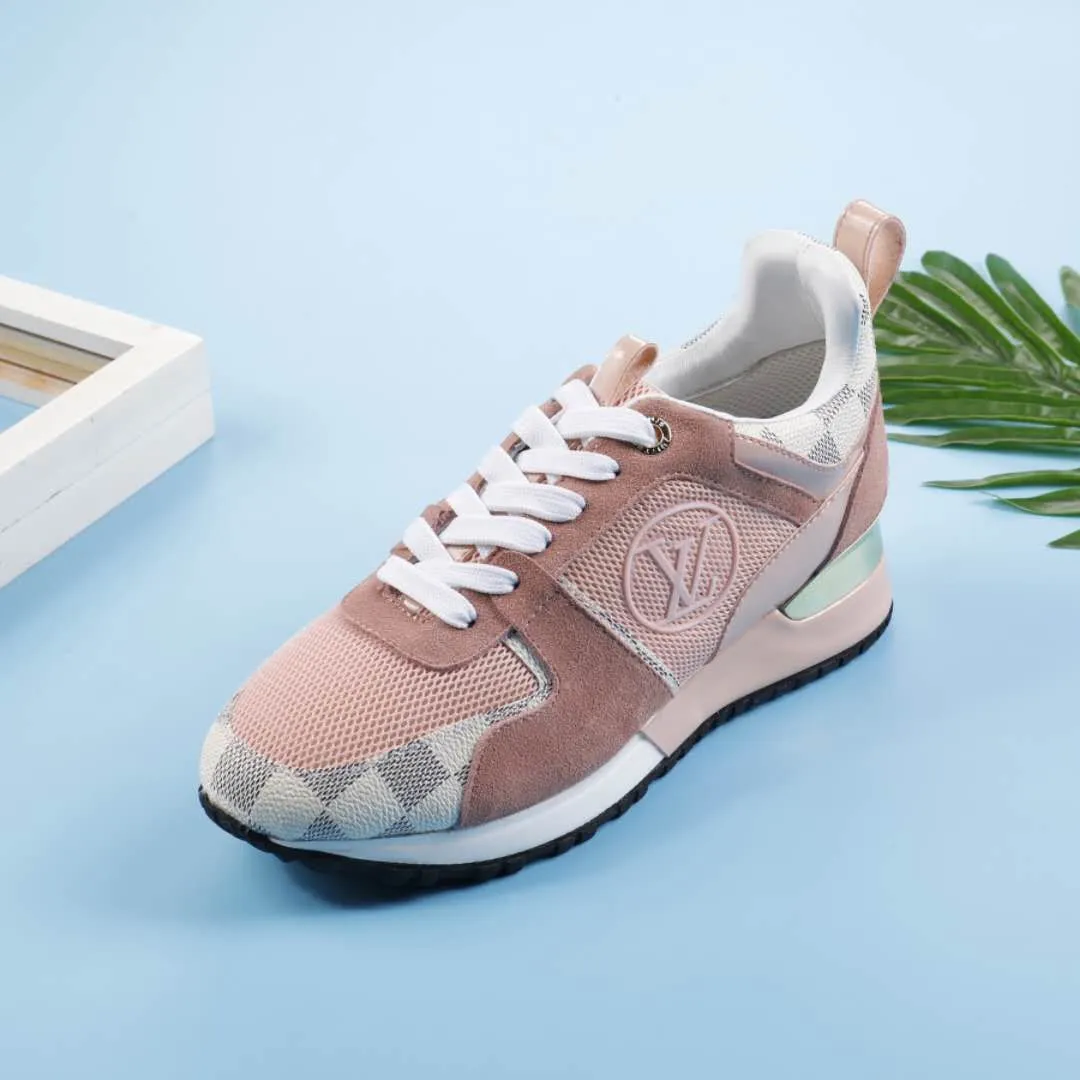 👟👟Ex-factory price 400👟👟 Men's size +10 Couple style, 2019 spring and summer new LOUIS VUITTON The same style of casual sports shoes is launched on Louis Vuitton's official website. Fabric: imported cowhide/cow velvet/breathable mesh, (imported mesh with silicone LV logo), rubber combination outsole, 2cm behind the sole, built-in 0.5cm comfortable feet, size 35-41 for women, 39-46 for men, welcome new and old customers to repost pictures for sale